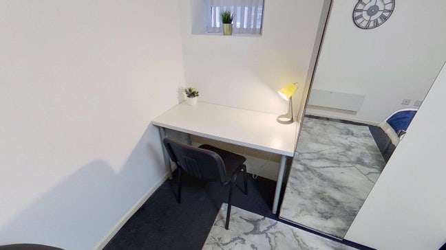 Large Bedsit next to Salford Royal🏥 Main Photo