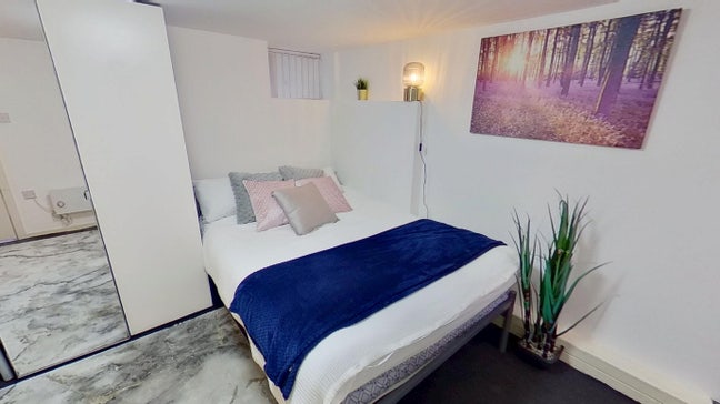 Large Bedsit next to Salford Royal🏥 Main Photo