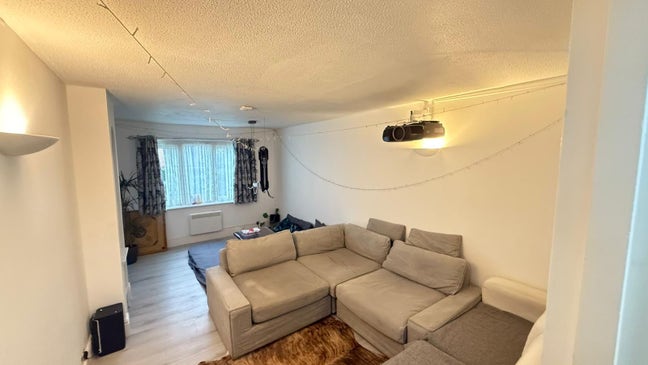Newly refurbished 2 bedroom flat 4 professionals Main Photo