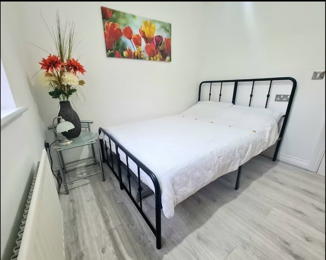 SHORT LET/Airbnb Rental In E15  for 3-5 people Main Photo