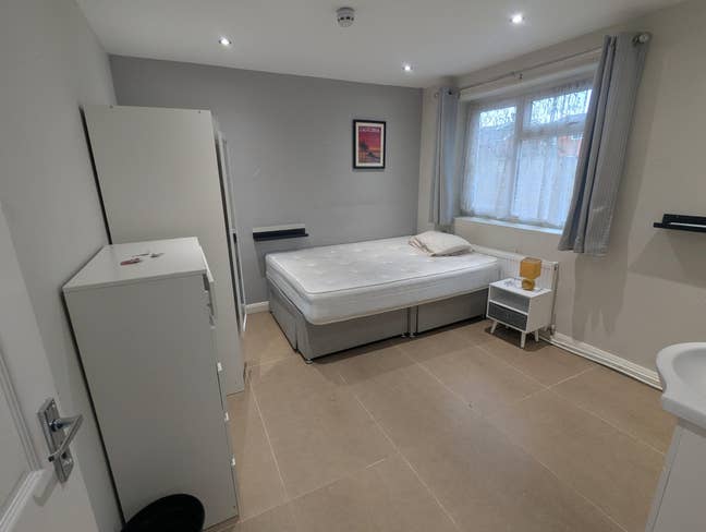 Large Double Room Available! Take a Peek Main Photo