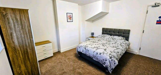 Newly Decorated Shared Flat with Double Rooms Main Photo