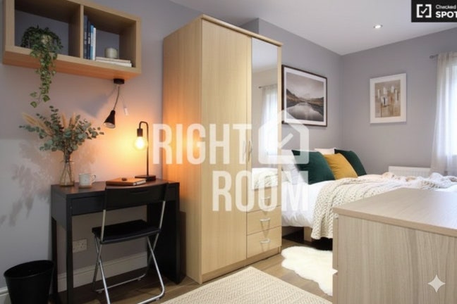 4 Superb Rooms - 5min to St - Close to Shops!  Main Photo