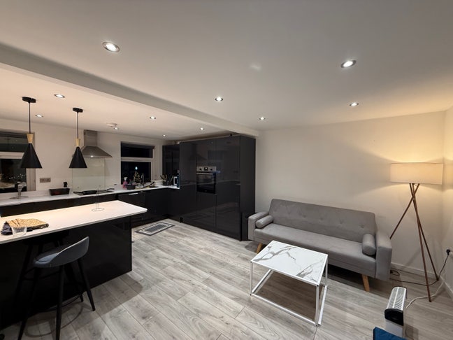 Bright double bedroom - good for 1 or 2 persons  Main Photo