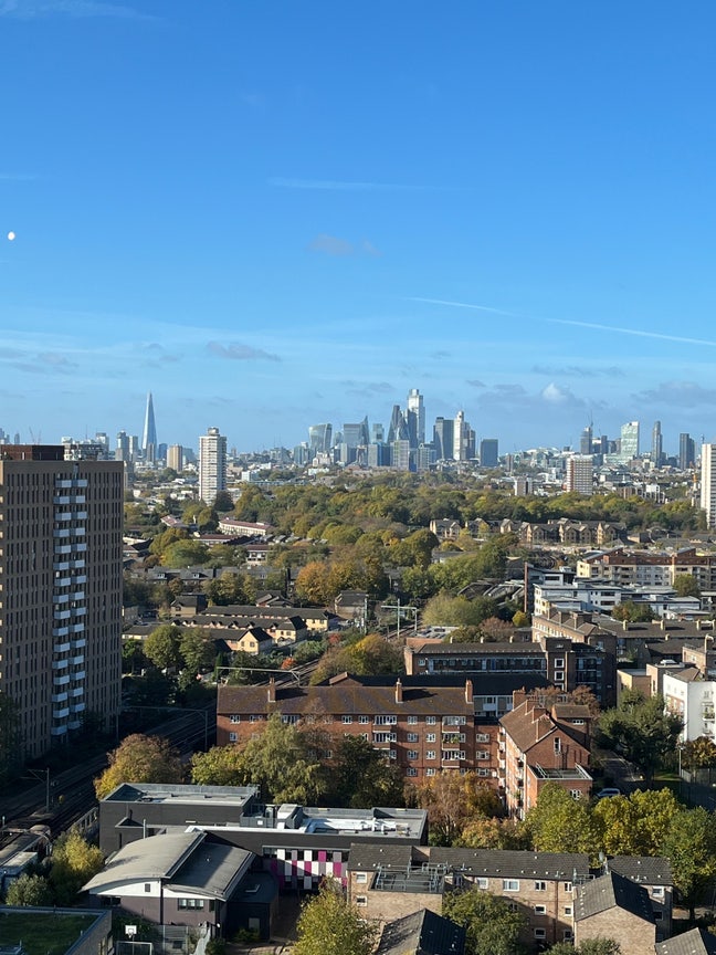 En-suite room available in friendly home Main Photo