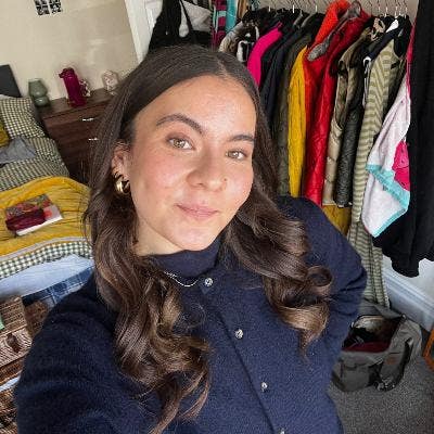 24 year old female looking for double room Main Photo