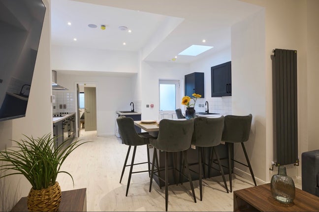 Ensuite available (Swansea city centre sandfields) Main Photo