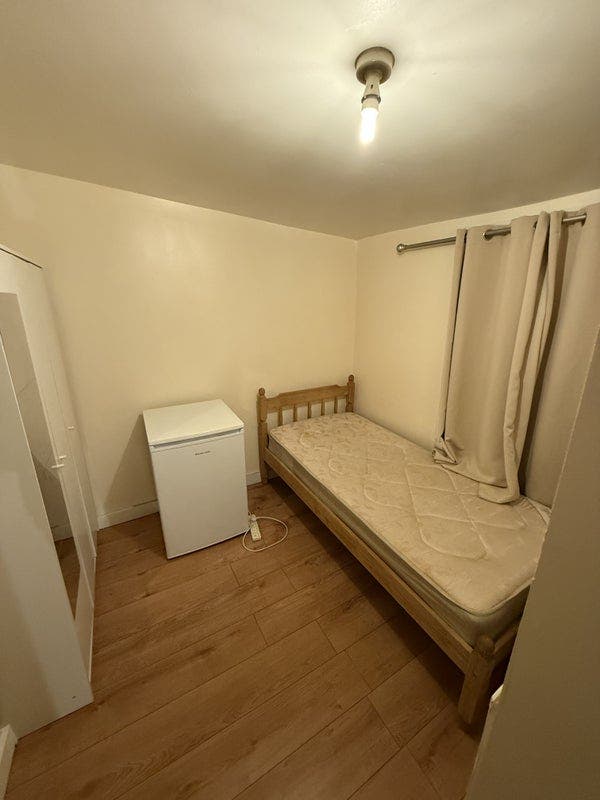Small Room Clean Quiet Female House on Uxbridge Rd Main Photo