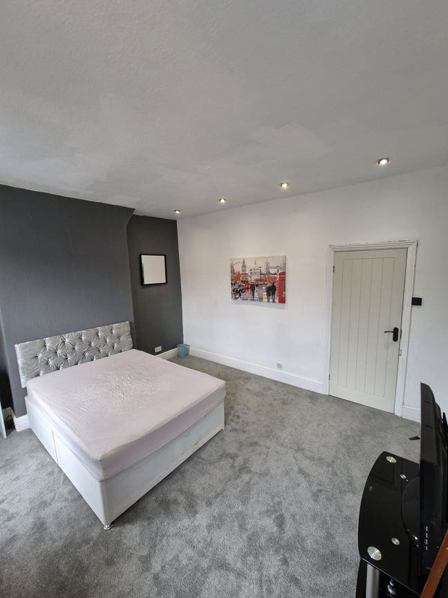 Avaliable Now-Bills Included-Double Rooms Main Photo