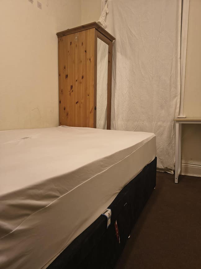 Single room in 3 bedroom flat along Salters road Main Photo