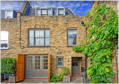Cosy bedroom in cute mews house  Main Photo