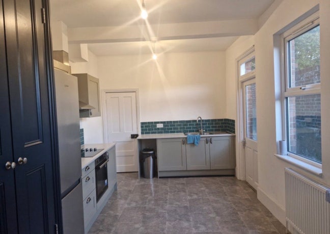 Double Room in Purley - £900 - All bills included  Main Photo