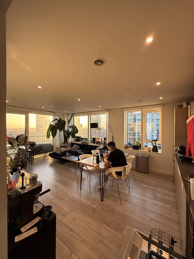 Sub letting our en-suite bedroom Main Photo