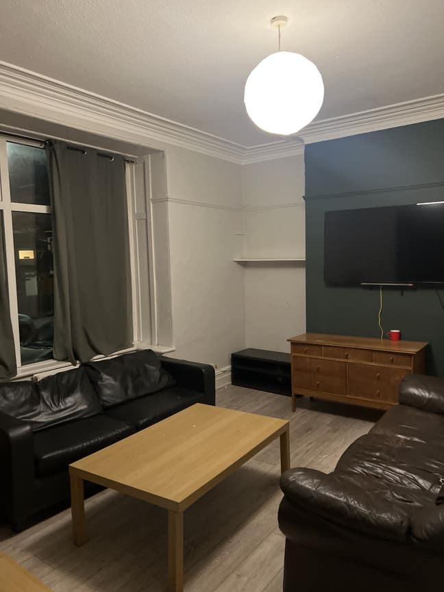 En-suite double room to rent in Woodhouse  Main Photo