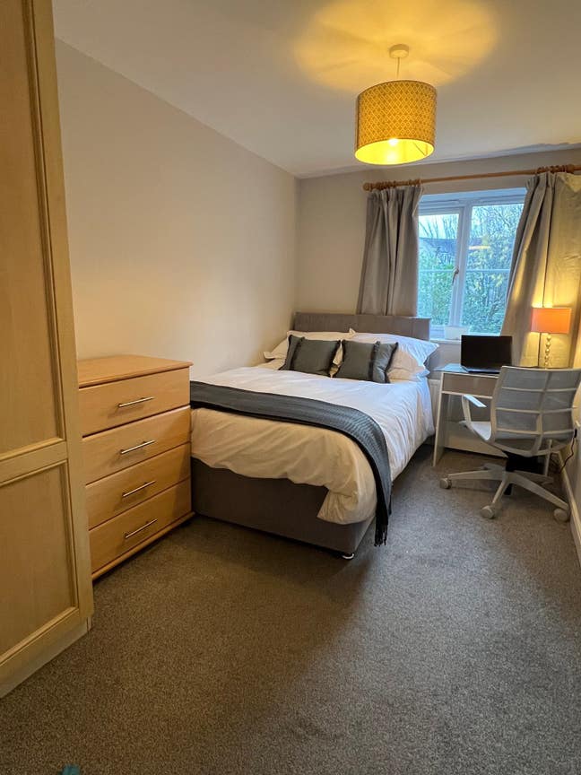 Lovely Dble Room - short walk to station  Main Photo