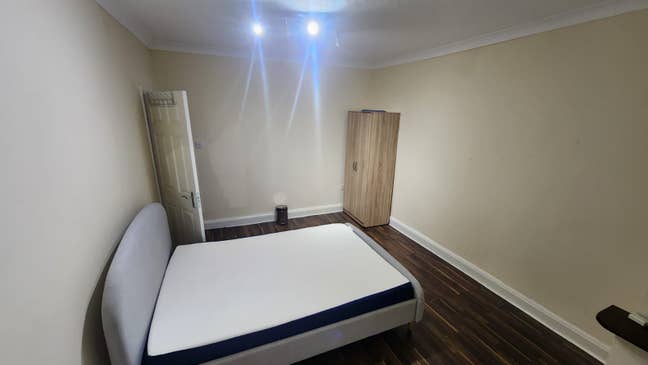 Room available with separate Bathroom  Main Photo