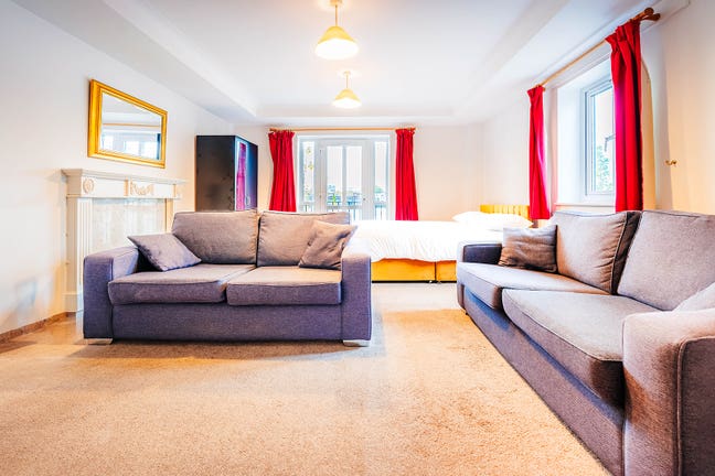 Beautifully decorated Limehouse Apt 2 mins  Main Photo