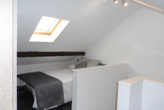 Attic room available in shared house Main Photo