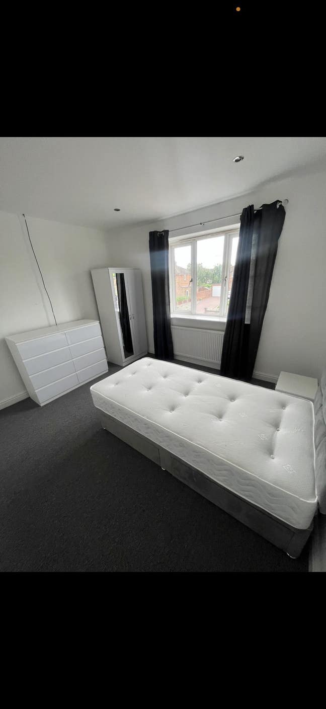 2 doubles and 1 single and newly refurbished house Main Photo