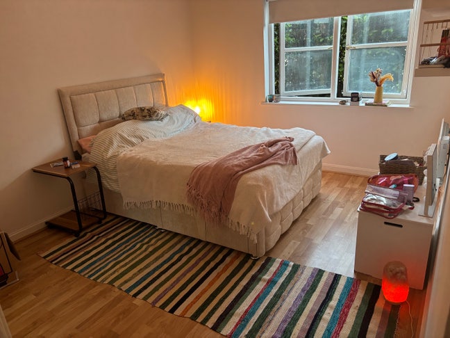 Big, bright double room next door to Victoria Park Main Photo