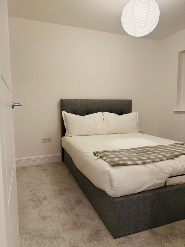 Room in a 3-bedroom  Main Photo