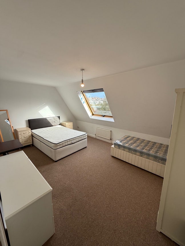 Spacious Double Rooms – All Bills Included Main Photo