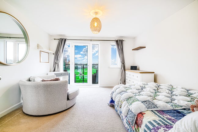 Military Close, SS3 - Homely Room to Let Main Photo