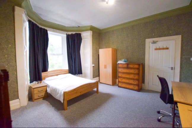 Huge double room - Newport Rd close to city centre Main Photo