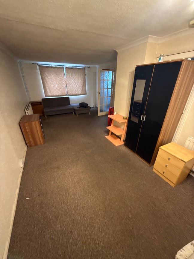 Large room available in CB4 Main Photo