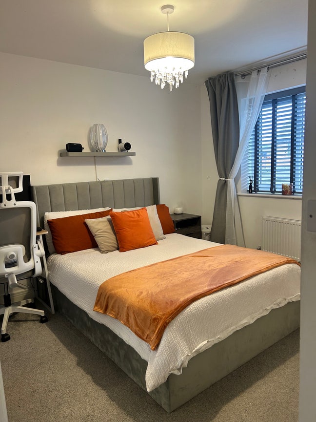 Large Double Room- spacious new build 4-Bed house Main Photo