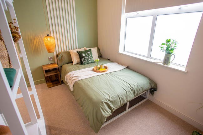 Recently Refurbished Ensuite Room Main Photo