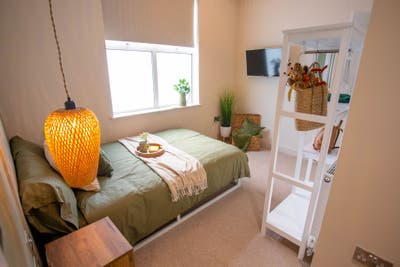 Recently Refurbished Ensuite Room Main Photo