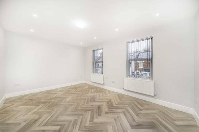 5 Rooms and 1 Ensuite - New Modern Home in NW10 Main Photo