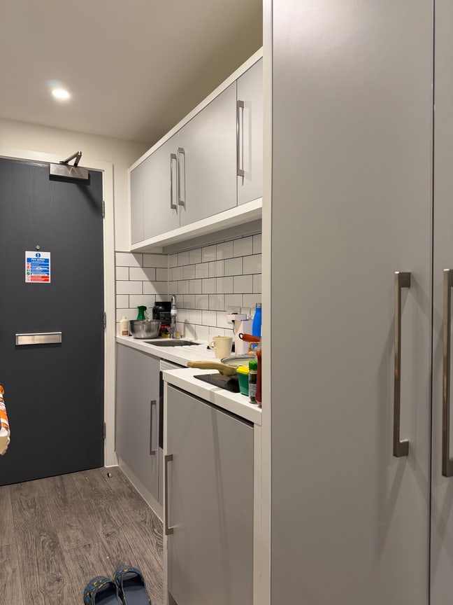 IQ shoreditch silver studio 591 Main Photo