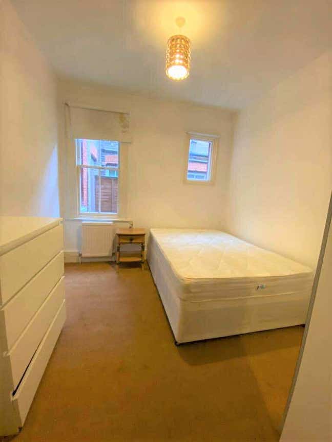 Double Room Available/3 Bed Garden House Main Photo
