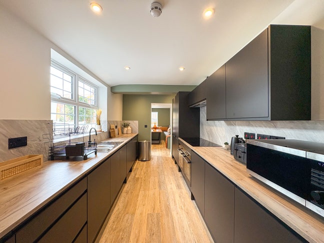 Brand New Premium Rooms 8-Bed Shared Townhouse Main Photo