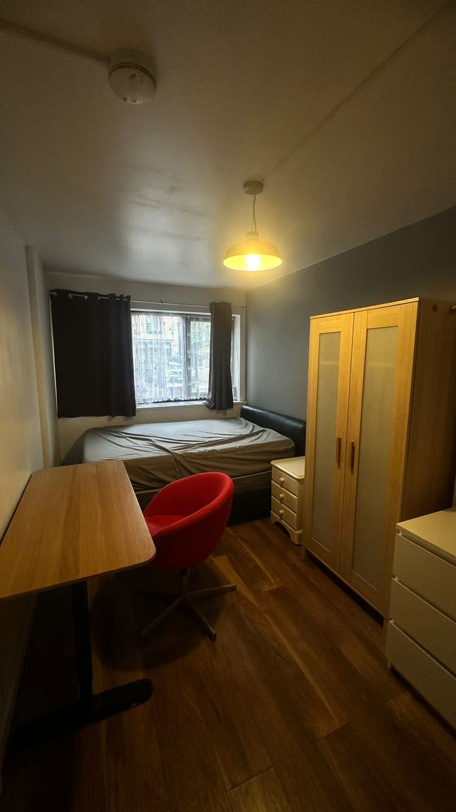 Spacious En-suite room available in E14 Main Photo