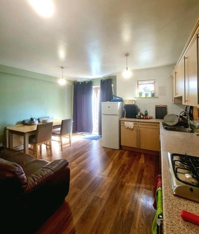 Spacious Double room available in E14 Main Photo