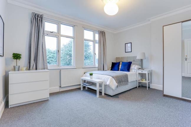 Lovely Spacious Bedroom Near Acton Town Station  Main Photo