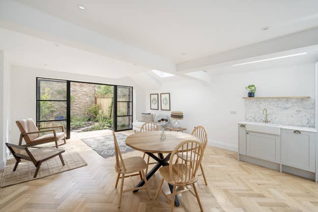 Double Bedroom in Beautiful Chiswick Garden Flat Main Photo