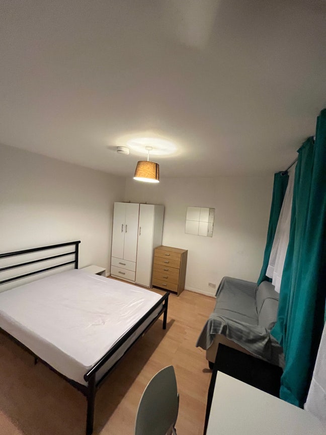 Room Available Now E3 Main Photo