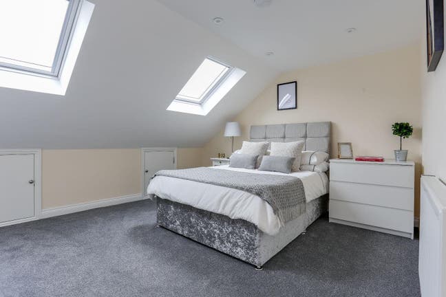 Large Top Floor Bedroom In Acton W3 Main Photo