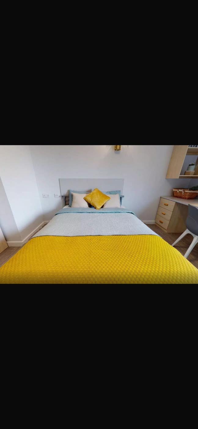 Gold en suite room Wilmslow Park student accommoda Main Photo