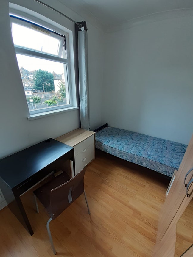 Clean room with en-suite toilet next to Station  Main Photo