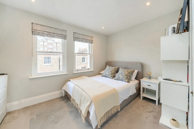 GREAT Double room & bathroom in 2bed West Ken Flat Main Photo