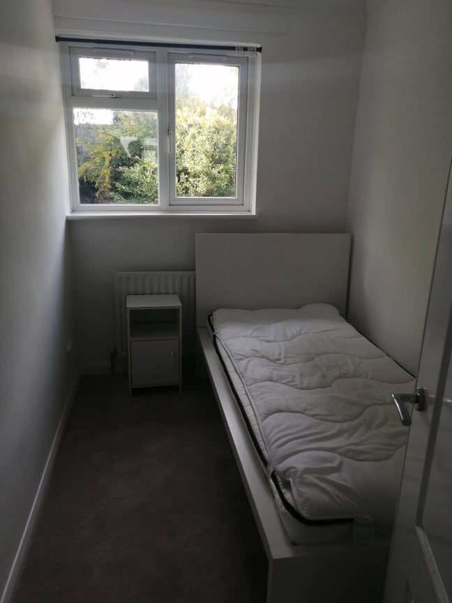 Two Rooms Available 4-Bed House, Guildford Park  Main Photo