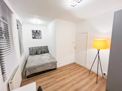 Studio Flat NW4 Bills Included - 30MR  Main Photo