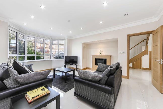 Stunning Hanger Lane modern Mansion Main Photo