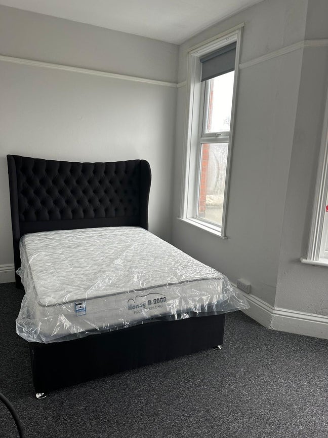 Double Room Available - Holdenhurst Road Main Photo