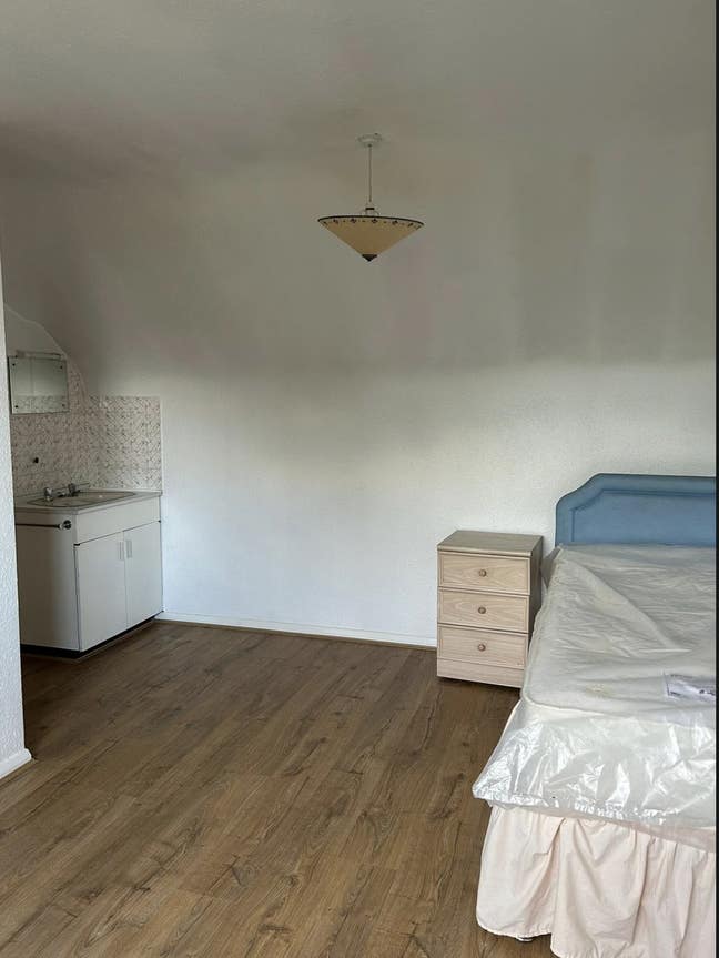 Spare Room Available in 4-Bed Home- Oakwood Main Photo